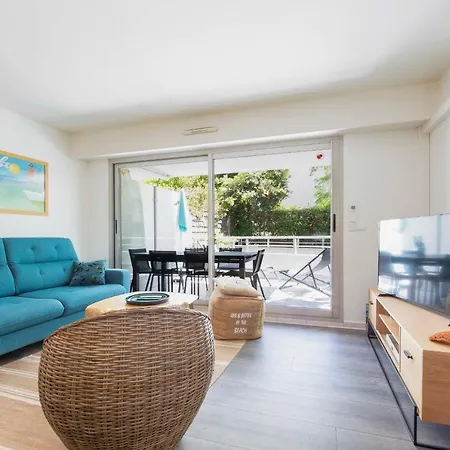 Salvy 2 Bedrooms Near The 300 Meters Apartment