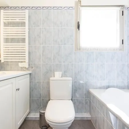 Salvy 2 Bedrooms Near The 300 Meters Apartment *